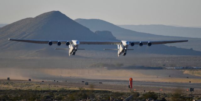 Το μεγαλύτερο αεροπλάνο στον κόσμο στην πρώτη του πτήση