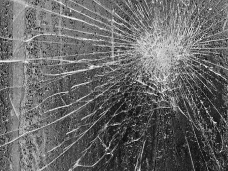 Αναρχικοί έσπασαν με σφυριά κρεοπωλείο στα Εξάρχεια