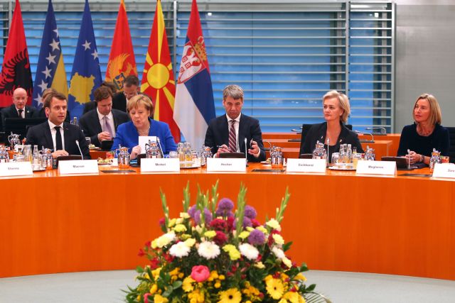 Der Spiegel: Η Μέρκελ προσπαθεί να βρει λύση στα Βαλκάνια