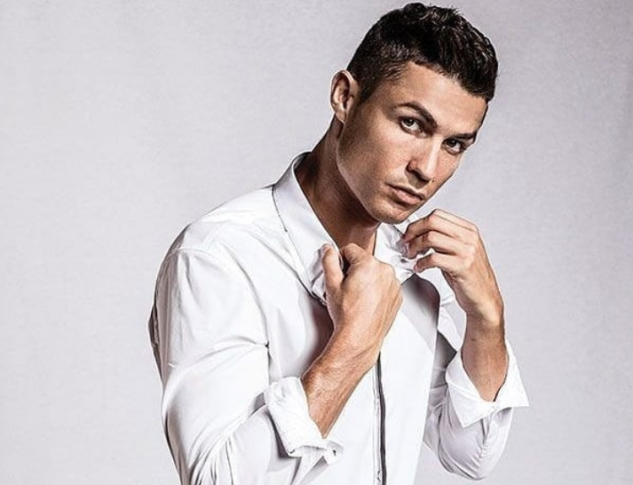 Ο Ρονάλντο ποζάρει ημίγυμνος και ρίχνει το Instagram