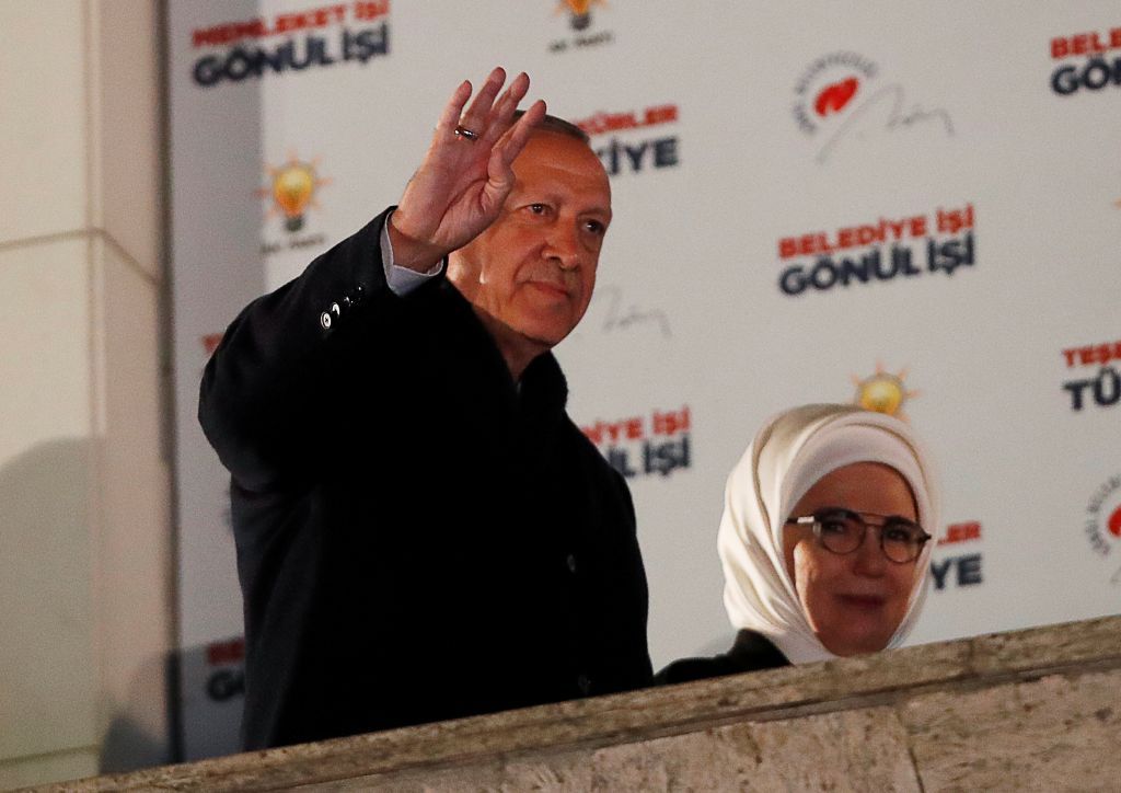 Τουρκία: Χαμός με τις δημοτικές εκλογές – Ο Σουλτάνος έχασε Αγκυρα, Σμύρνη, θρίλερ στην Πόλη