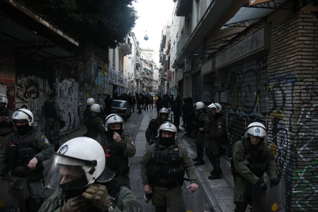 Στην κατάληψη των Εξαρχείων η γυναίκα που είχε διαφύγει από τους λιμενικούς