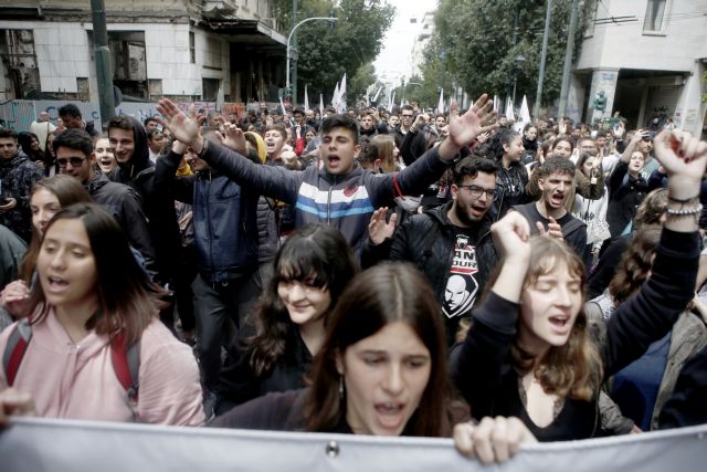 Στο Σύνταγμα εκπαιδευτικοί και μαθητές