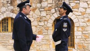 Βίντεο της ΕΛ.ΑΣ: Μοιράζει κλήσεις με φατσούλες για την οδική ασφάλεια