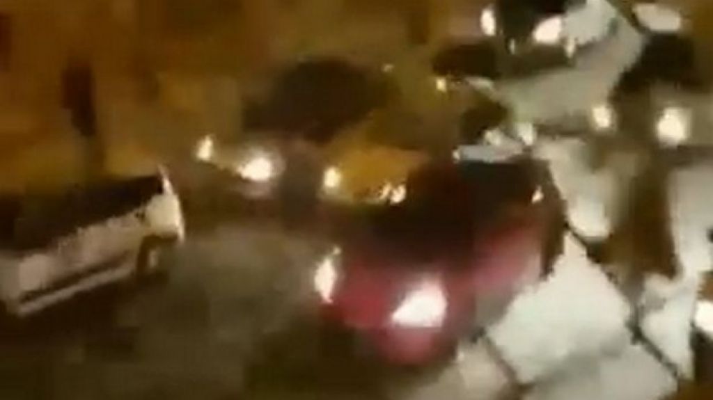 Η στιγμή της επίθεσης οπαδών της ΑΕΚ σε αυτοκίνητο με φίλους του Ολυμπιακού (vid)