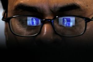 Αποκαθίσταται σταδιακά η λειτουργία του Facebook