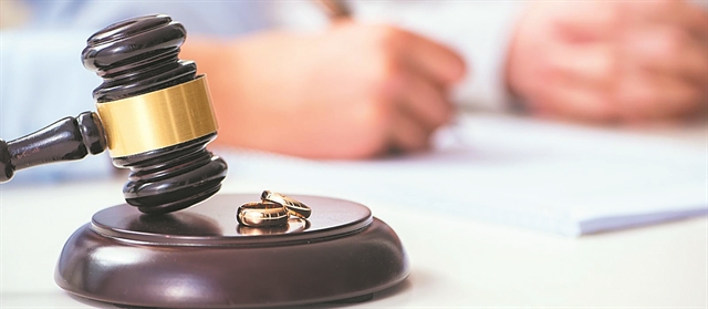 Βολές για τη γραφειοκρατία