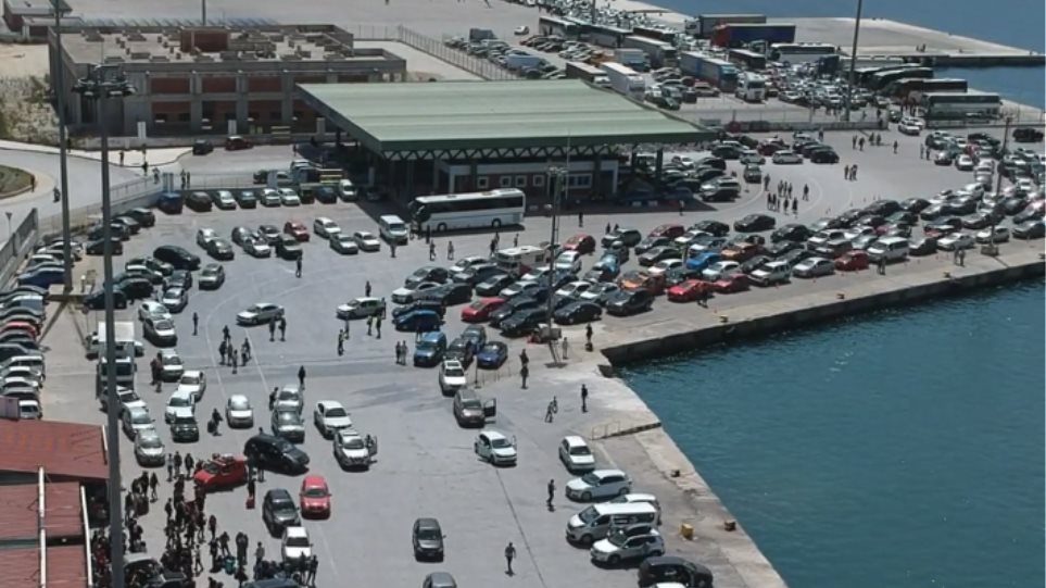 Εκπληκτικό βίντεο: Το «χάος» στο λιμάνι της Ηγουμενίτσας από… ψηλά!