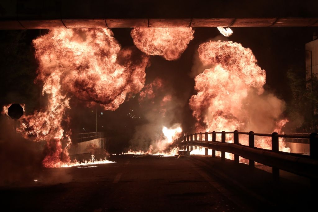 Απίστευτες εικόνες και φέτος στον Νέο Κόσμο: Ανάσταση με μολότοφ εκρήξεις και… φλόγες