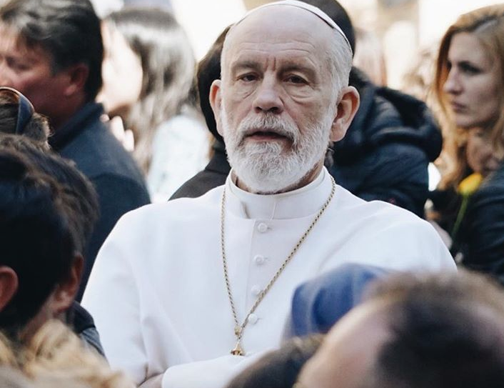 Ο Τζον Μάλκοβιτς εμφανίστηκε ως «Πάπας» στην πλατεία του Αγίου Πέτρου