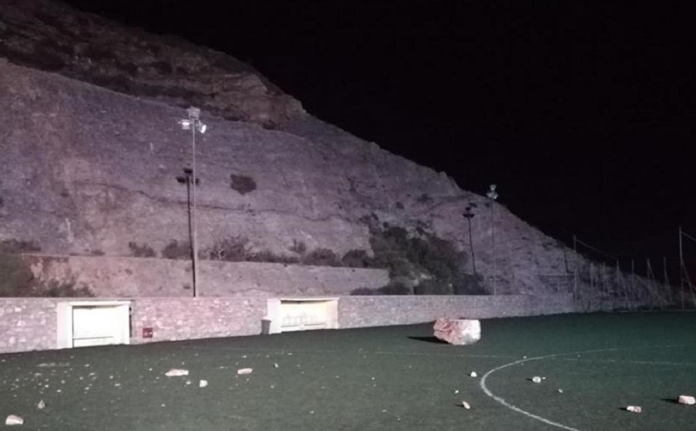 Κατολίσθηση στο γήπεδο της Άνω Σύρου – Έπεσε τεράστιος βράχος