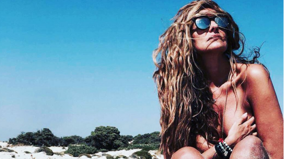 Η Βίκυ Κουλιανού παραμένει σέξι και κούκλα