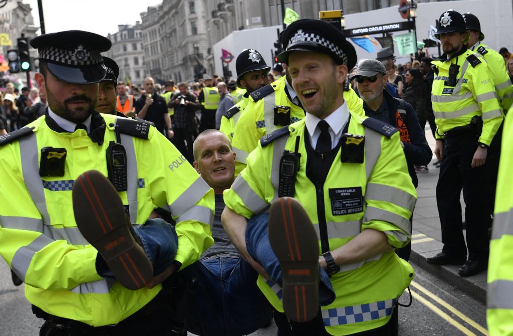 Λονδίνο : Μεγάλες διαδηλώσεις – ακτιβιστές ανέβηκαν σε συρμό