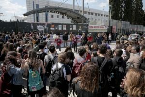 Συγκέντρωση μαθητών έξω από το υπ. Παιδείας