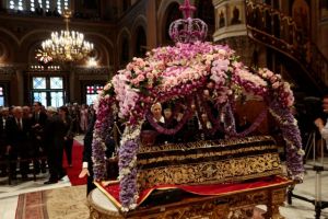 Εικόνες βαθιάς κατάνυξης από ολόκληρη τη χώρα – Η αποκαθήλωση, οι επιτάφιοι & η περιφορά