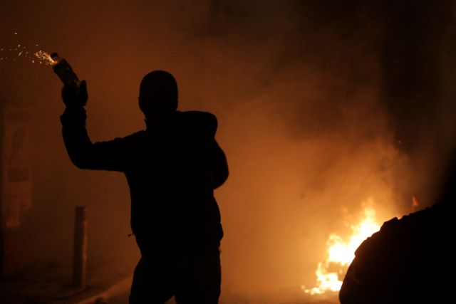 Πολυτεχνείο: Νύχτα με μολότοφ, πέτρες και ρόπαλα – Τραυματίστηκε αστυνομικός