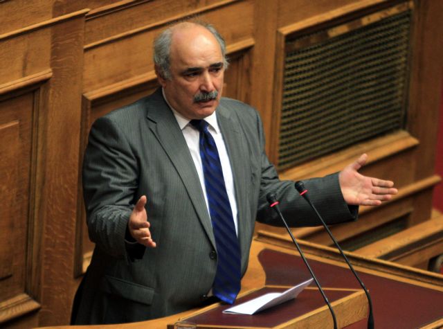 Τι απαντά ο Μπόλαρης για τις εντυπωσιακές συνεργάτιδές του