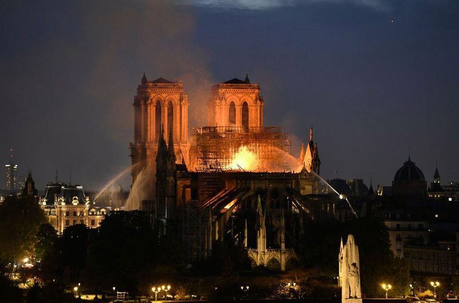 Συγκλονισμένος ο γαλλικός Τύπος από την καταστροφή της Παναγίας των Παρισίων