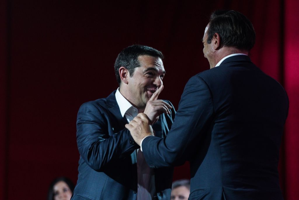 Ο απελπισμένος Τσίπρας μοιράζει ξανά τον…αριστερό σανό