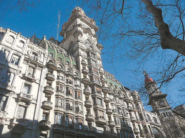 Τα κόκκινα παπούτσια του Πάπα και οι έλληνες designers