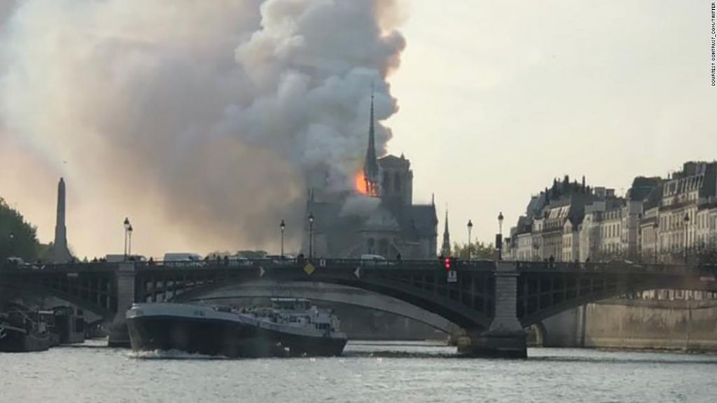 Συναγερμός στο Παρίσι : Στις φλόγες η Παναγία των Παρισίων