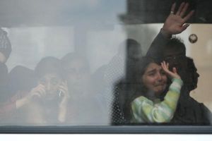 Με κλάματα και ικεσίες αποχώρησαν από το Σύνταγμα οι πρόσφυγες [Εικόνες]