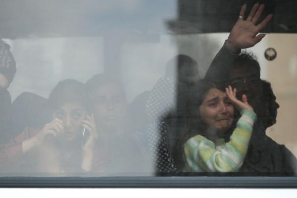 Με κλάματα και ικεσίες αποχώρησαν από το Σύνταγμα οι πρόσφυγες [Εικόνες]