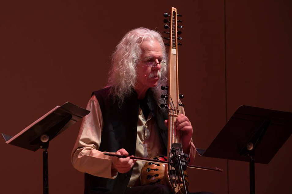 Ρος Ντέιλι: Ο δεξιοτέχνης της κρητικής λύρας από την Ιρλανδία