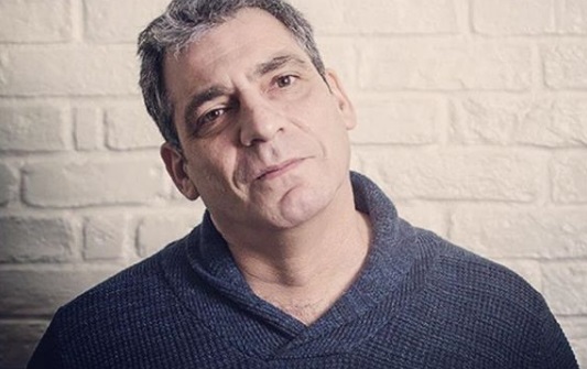 O Γιάννης Σερβετάς διαβάζει στα site για την κατάσταση της υγείας του