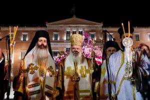 Η περιφορά του Επιταφίου της Μητρόπολης Αθηνών στο Σύνταγμα