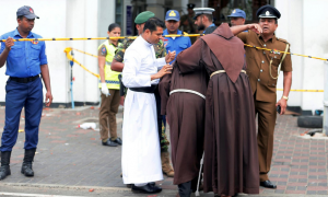 Γιούνκερ και Μέι καταδικάζουν τις φονικές βομβιστικές επιθέσεις στη Σρι Λάνκα