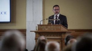 Ηχηρά καμπανάκια για την οικονομία αλλά η κυβέρνηση… αγρόν αγοράζει