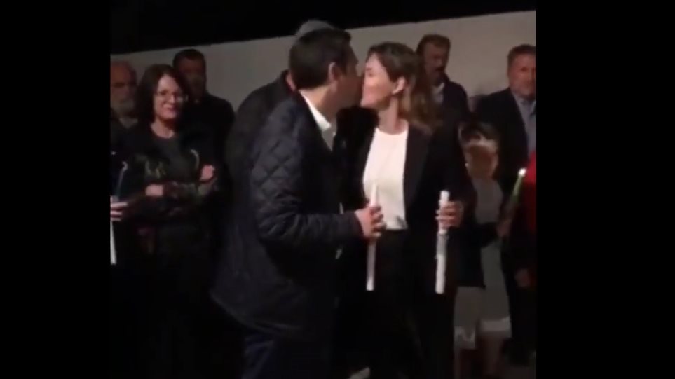 Αλέξης Τσίπρας – Περιστέρα Μπαζιάνα: Τo φιλί  μετά την Ανάσταση