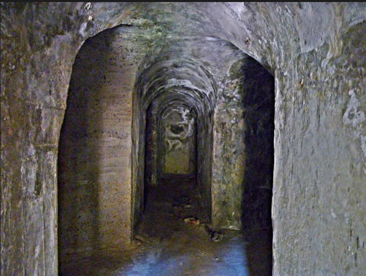 Αρχαίες στοές κρυμμένες κάτω από τους δρόμους του Πειραιά