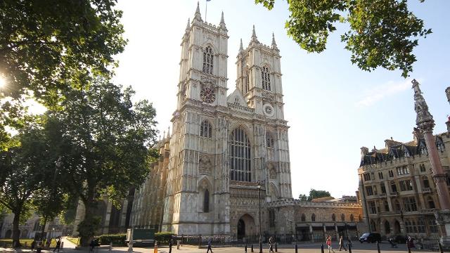 Πένθιμα χτυπούν οι καμπάνες στην Αγγλία για την Παναγία των Παρισίων