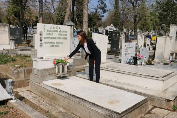 Καρέ καρέ η επίσκεψη Μπαζιάνα στον τάφο του Ζορμπά