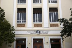 Έξι συλλήψεις για πώληση «μαϊμούδων» μπροστά από την ΑΣΟΕΕ