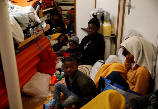 Ασφαλές λιμάνι αναζητεί εδώ και οκτώ ημέρες πλοίο με 64 πρόσφυγες