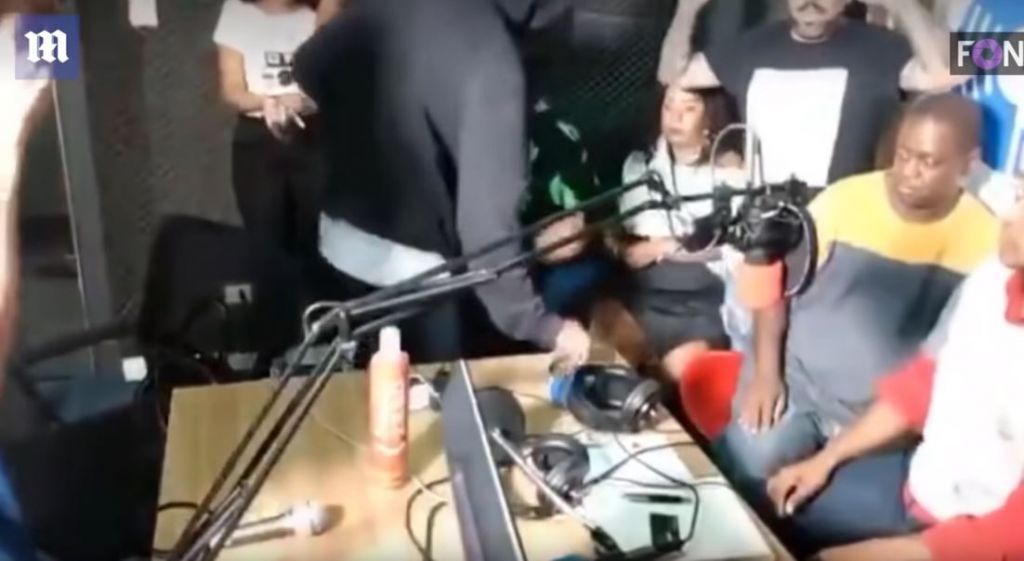 Ένοπλοι λήστεψαν on air παρουσιαστές και καλεσμένους σε ραδιοφωνική εκπομπή