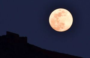 Ποιος θα βγάλει… σέντρα υπό το φως του ολόγιομου φεγγαριού