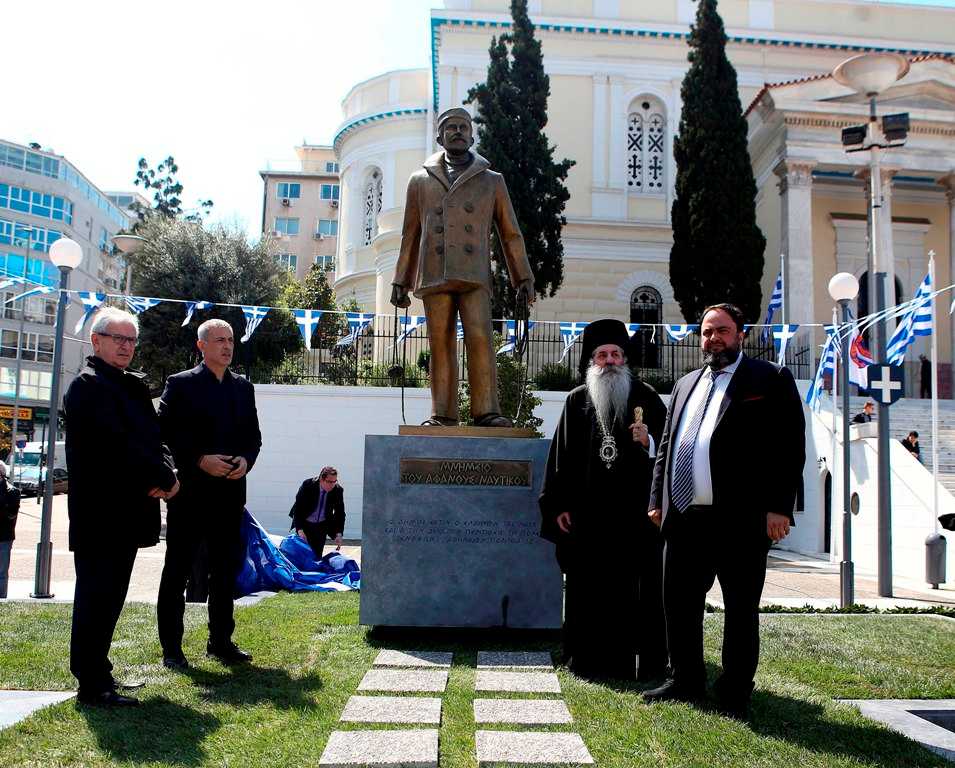 Μνημείο προς τιμήν του Έλληνα ναυτικού με δωρητή τον Βαγγέλη Μαρινάκη
