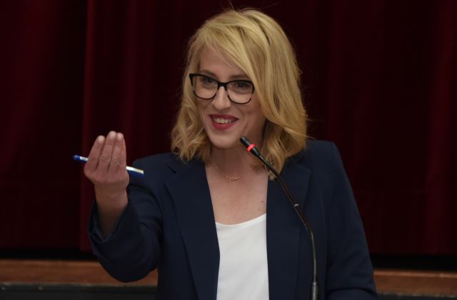 Η Δούρου θυμήθηκε να… νιώσει «θλίψη» για τους νεκρούς σε Μάτι και Μάνδρα