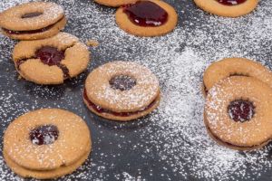 Μπισκότα με κανέλα, τζίντζερ, φουντούκια και μαρμελάδα