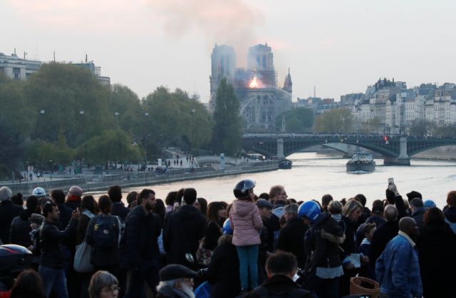 Μακρόν για την πυρκαγιά στην Παναγία των Παρισίων: Καίγεται ένα κομμάτι όλων μας