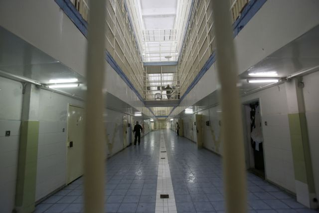 Φυλακές Αυλώνα : Αστυνομικοί βρήκαν αυτοσχέδια όπλα και ναρκωτικά