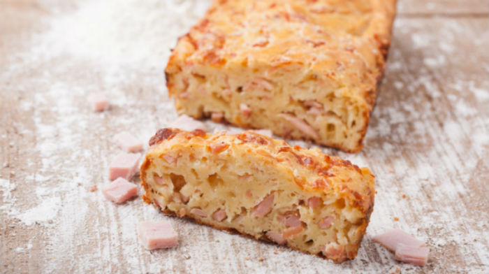 Αλμυρό κέικ με ζαμπόν και τυριά