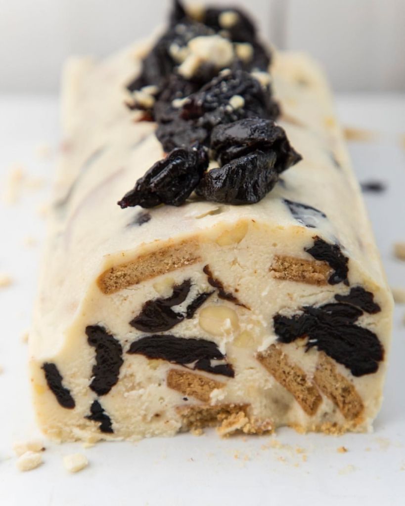 Κορμός με λευκή σοκολάτα, δαμάσκηνα κι αμύγδαλα