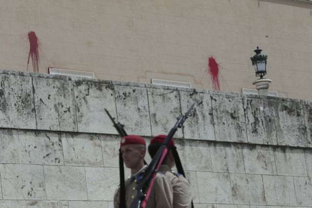 Το βίντεο από την επίθεση «Ρουβίκωνα» στη Βουλή