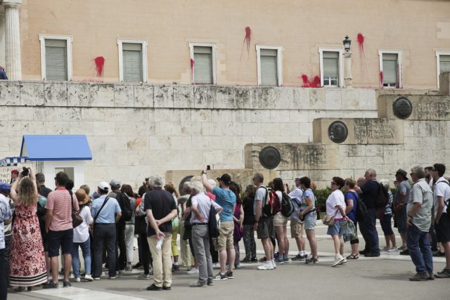 Δηκτικά σχόλια στo Twitter για την επίθεση Ρουβίκωνα στη Βουλή