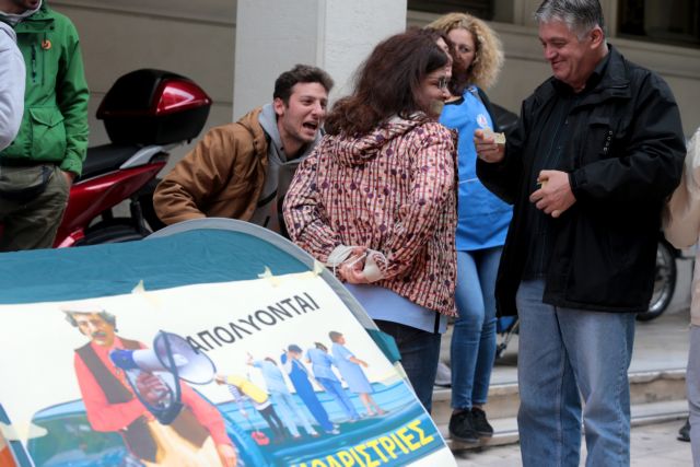 Έντονες αποδοκιμασίες κατά του Πολάκη έξω από το υπ. Υγείας